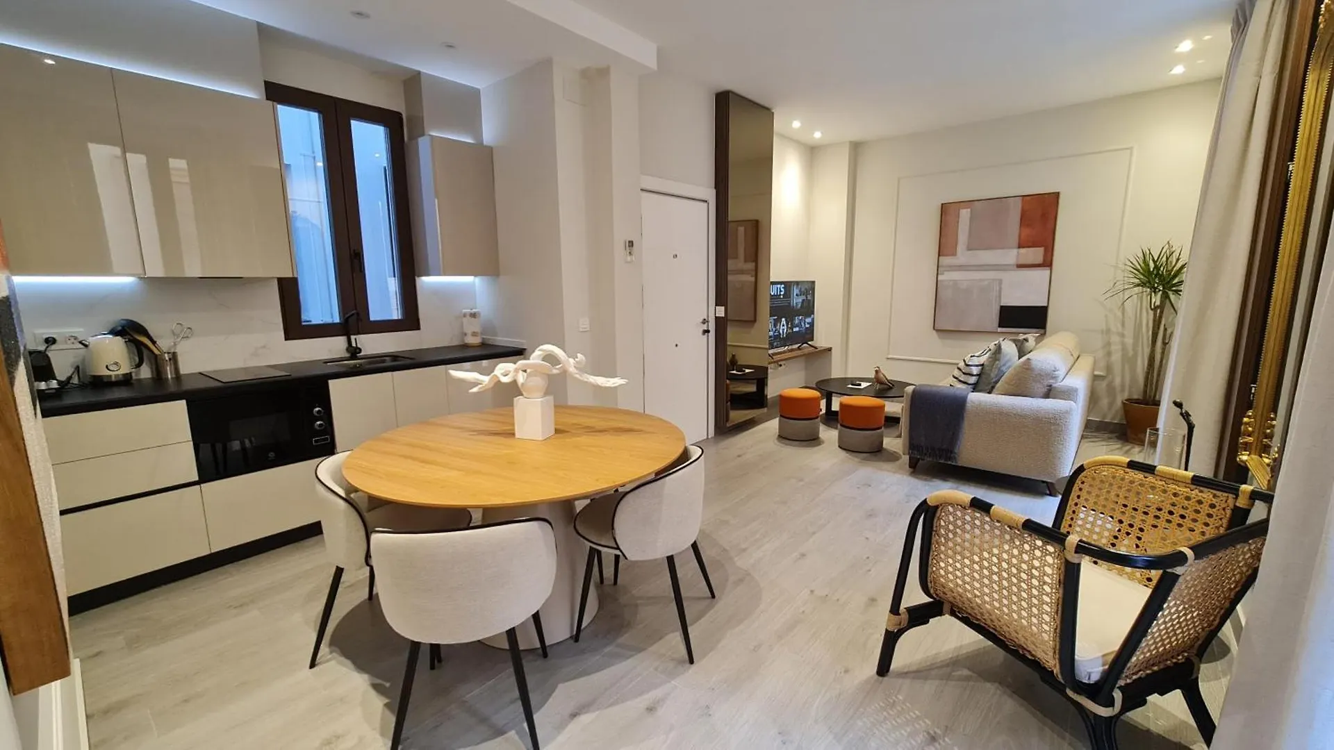 Suspiro 101 Cosmopolitan Loft location